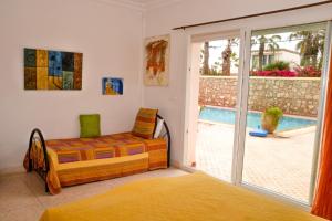 Un pat sau paturi într-o cameră la Villa Mirleft avec piscine et vue mer