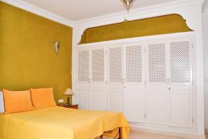 Un pat sau paturi într-o cameră la Villa Mirleft avec piscine et vue mer