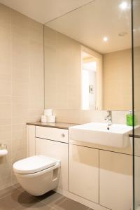 un bagno bianco con un water e un lavandino di Modern Central Apartment with Parking a Cambridge