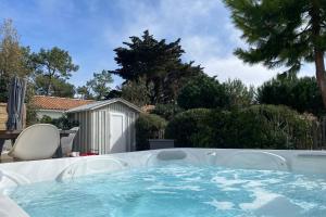 una vasca idromassaggio nel cortile di una casa di Villa Russie - Domaine Le Sherwood a Notre-Dame-de-Monts