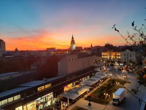 Východ nebo západ slunce při pohledu z apartmánu nebo okolí