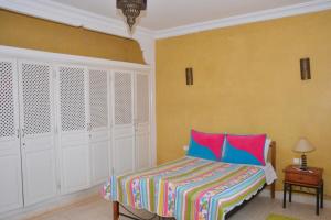 Un pat sau paturi într-o cameră la Villa Mirleft avec piscine et vue mer