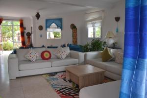 O zonă de relaxare la Villa Mirleft avec piscine et vue mer