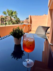 un bicchiere di vino seduto su un tavolo sul balcone di ENJOY Mar Menor a Torre-Pacheco