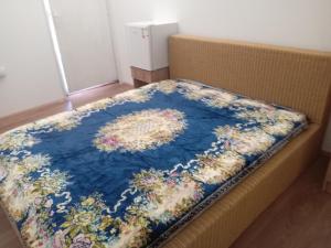 a blanket on the back of a couch at Konaci Čakarević in Dragačica +4 photos