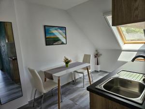 Kuchyň nebo kuchyňský kout v ubytování Éva Apartman