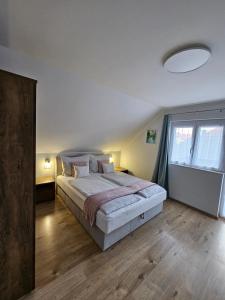 Postel nebo postele na pokoji v ubytování Éva Apartman