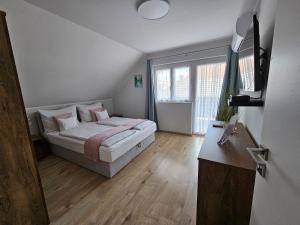 Postel nebo postele na pokoji v ubytování Éva Apartman
