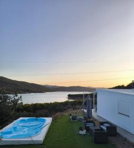 widok z dachu domu z basenem w obiekcie Casa en el lago.unmillondeestrellas w mieście Villaharta