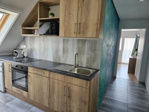 Kuchyň nebo kuchyňský kout v ubytování Éva Apartman