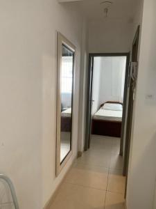 pasillo con espejo y cama en la habitación en Seaside apartment, AV Atlantic, en Balneário Camboriú 2 fotos más