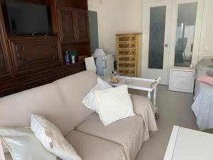 a living room with a couch and a tv at Girona m'enamora in Girona