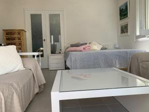 a living room with a couch and a glass coffee table at Girona m'enamora in Girona
