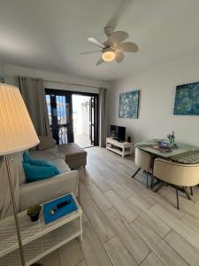 una sala de estar con un sofá y una mesa en Marina Suite# Luxury Amarilla Golf, en San Miguel de Abona