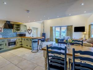 Kuchyň nebo kuchyňský kout v ubytování Woodpecker Cottage