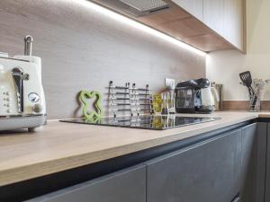 cocina con encimera y fregadero en Hawthorn Cottage, en Shirley 11 fotos más