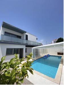 una piscina frente a una casa en Nazaré Luxury Villa with Private Pool, en Nazaré