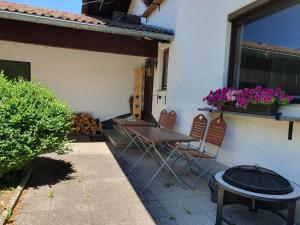 Vonkajšia záhrada v ubytovaní LECHUFER, 80m2, Haushälfte mit privatem Eingang, Kaminofen, Terrasse, Garten
