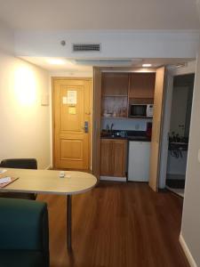 Kuchyň nebo kuchyňský kout v ubytování Flat em pinheiros equipado em hotel 4 stat