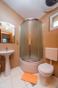 Koupelna v ubytování Apartments Manojlovic + 37 fotografií