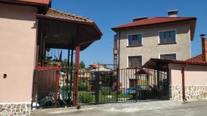 una puerta a una casa con un patio de juegos detrás de ella en Villa Silvinka, en Dospat