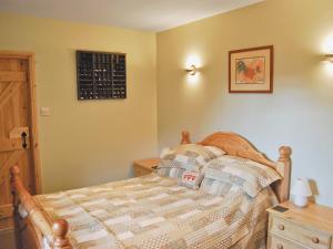 ein Schlafzimmer mit einem Bett, einer Kommode und einem Fenster in der Unterkunft Featherstone Cottage in Pickering