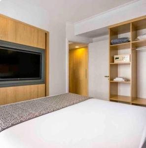Postel nebo postele na pokoji v ubytování Flat em pinheiros equipado em hotel 4 stat