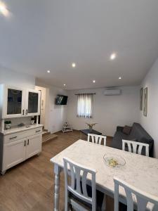 una cucina e un soggiorno con tavolo e sedie di Marea a Palermo