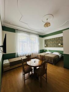 pokój z dwoma łóżkami, stołem i krzesłami w obiekcie Willa Pałacyk w Świeradowie Zdroju