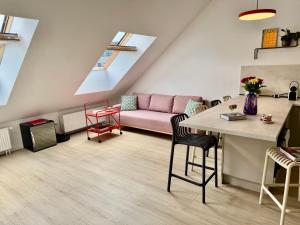 uma sala de estar com um sofá e uma mesa em Meridian Bratislava - Stylish Brand New Apartment in the City Center & Free Garage Parking em Bratislava