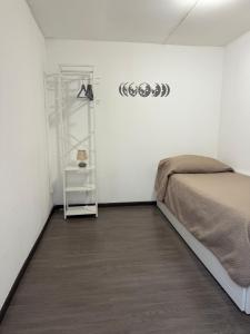 una camera da letto con un letto e una mensola su una parete di Marea a Palermo