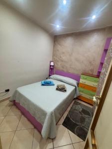 a small bedroom with a bed and a purple mattress at la maison de agata in Catania