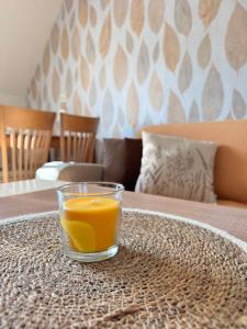 un verre de jus d'orange assis sur une table dans l'établissement Downtown Harmony Chill Place, à Varna