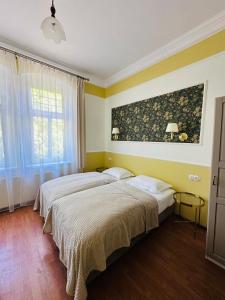 Łóżko lub łóżka w pokoju w obiekcie Willa Pałacyk