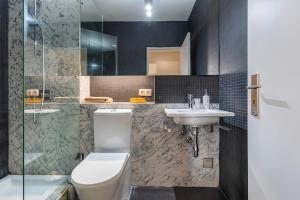 un baño con inodoro y lavabo en Carcavelos Retreat, en Parede 30 fotos más