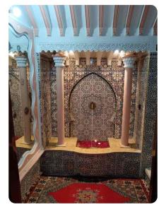 une chambre avec une fontaine au milieu d'un bâtiment dans l'établissement Les 3 SOEURS MAJORELLE, à Marrakech