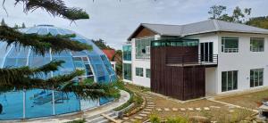 Πισίνα στο ή κοντά στο Sling & Stone Mountain Suites