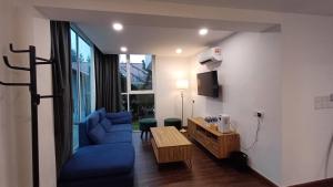 Televisyen dan/atau pusat hiburan di Sling & Stone Mountain Suites