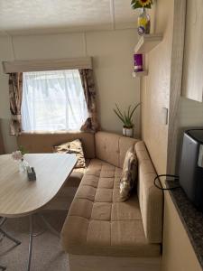 ein Wohnzimmer mit Sofa und Tisch in der Unterkunft BLP12e in Northampton