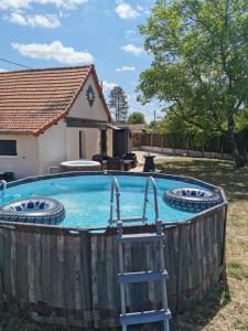 Bazén v ubytování Gîte Sologne avec piscine & jacuzzi 4P La Demeure du Faon, proche Lamotte-Beuvron Center Parcs Châteaux de la Loire, Zoo de Beauval nebo v jeho okolí