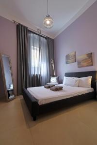 une chambre avec un grand lit et une grande fenêtre dans l'établissement Brand New 2 Bed Sliema Apt, à Sliema