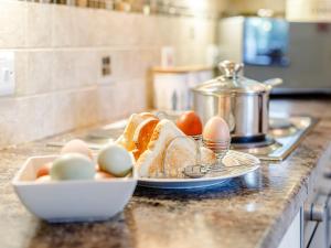 - un comptoir avec des œufs, du pain et un bol d'œufs dans l'établissement Brook House Farm Cottage, à Scamblesby 14 autres photos