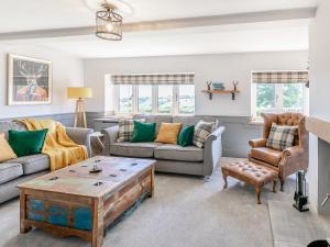 a living room with couches and a coffee table at Clearview - Cottage in Barlow +32 photos