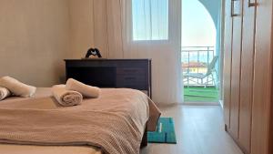 a bedroom with a bed with a view of a balcony at Alpha Casa in Bar