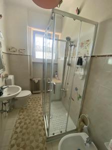 Un baño con ducha, inodoro y lavabo. en Appartamento Lella con meravigliosa vista vicino alle Terme zona Bagni, en Acqui Terme 26 fotos más