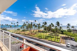 キヘイにあるBeautiful Oceanfront Condoの海とヤシの木の景色を望むバルコニー