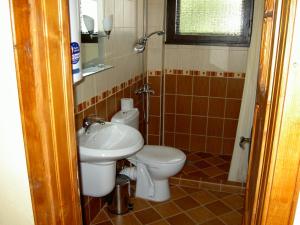 un baño con inodoro y lavabo en Villa Skalolazka, en Belogradchik 14 fotos más