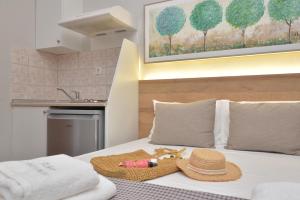 um quarto com uma cama com um chapéu em cima em Manolas em Nei Poroi
