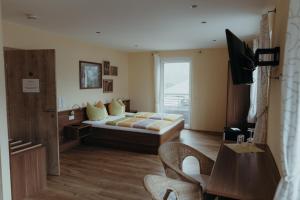 a hotel room with a bed and a window at Weingut Später-Veit in Piesport