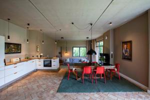 a kitchen and living room with a table and chairs at Große Loft im Naturschutzgebiet mit eigenem Garten in Templin